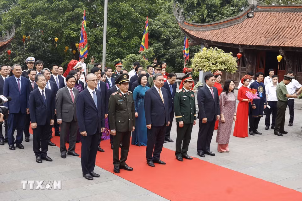 Tổng Bí thư, Chủ tịch nước Tô Lâm và các đại biểu đến dâng hương tại Đền Quốc Tổ Lạc Long Quân. (Ảnh: Thống Nhất/TTXVN)