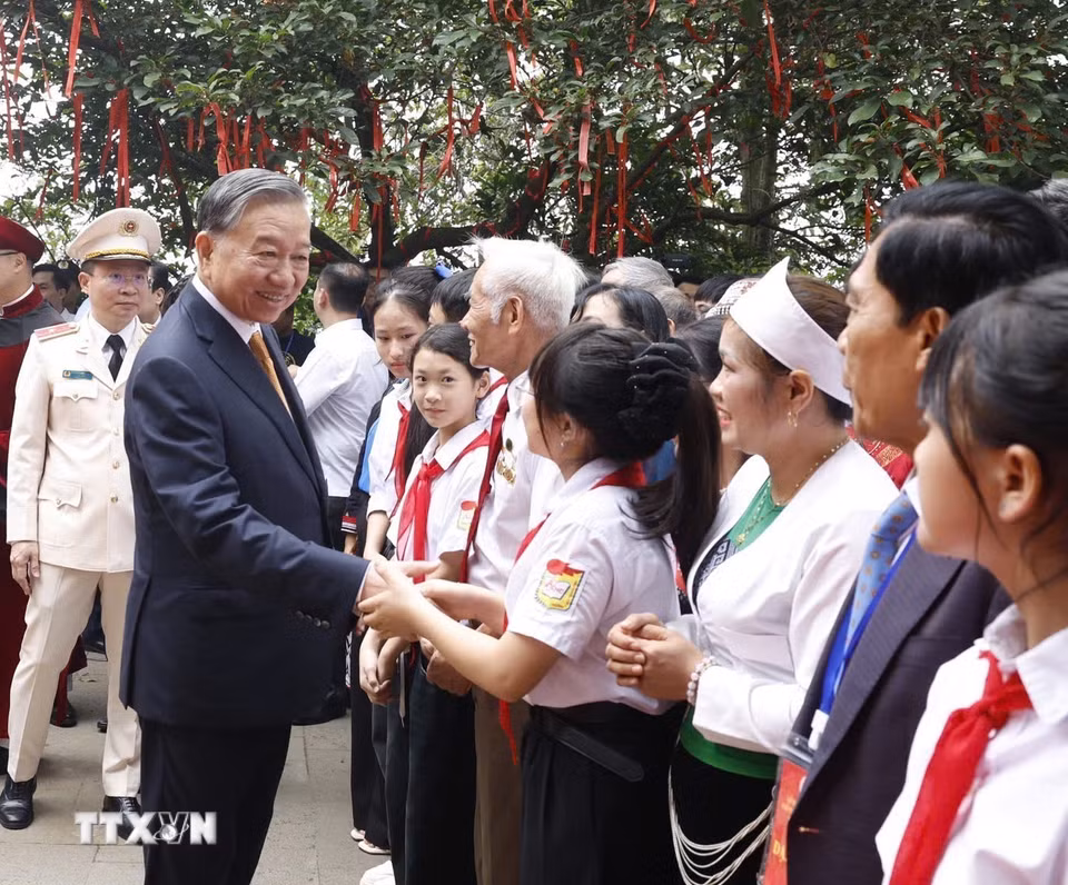 Tổng Bí thư, Chủ tịch nước Tô Lâm với các tầng lớp nhân dân tại Khu di tích lịch sử Quốc gia Đặc biệt Đền Hùng. (Ảnh: Thống Nhất/TTXVN)