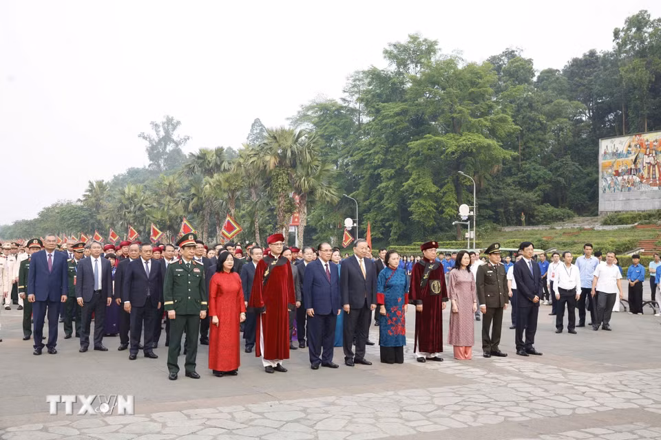 Tổng Bí thư, Chủ tịch nước Tô Lâm cùng các đồng chí lãnh đạo, nguyên lãnh đạo Đảng nhà nước khởi hành lên núi Nghĩa Lĩnh để dâng hương tưởng niệm các Vua Hùng. (Ảnh: Thống Nhất/TTXVN)