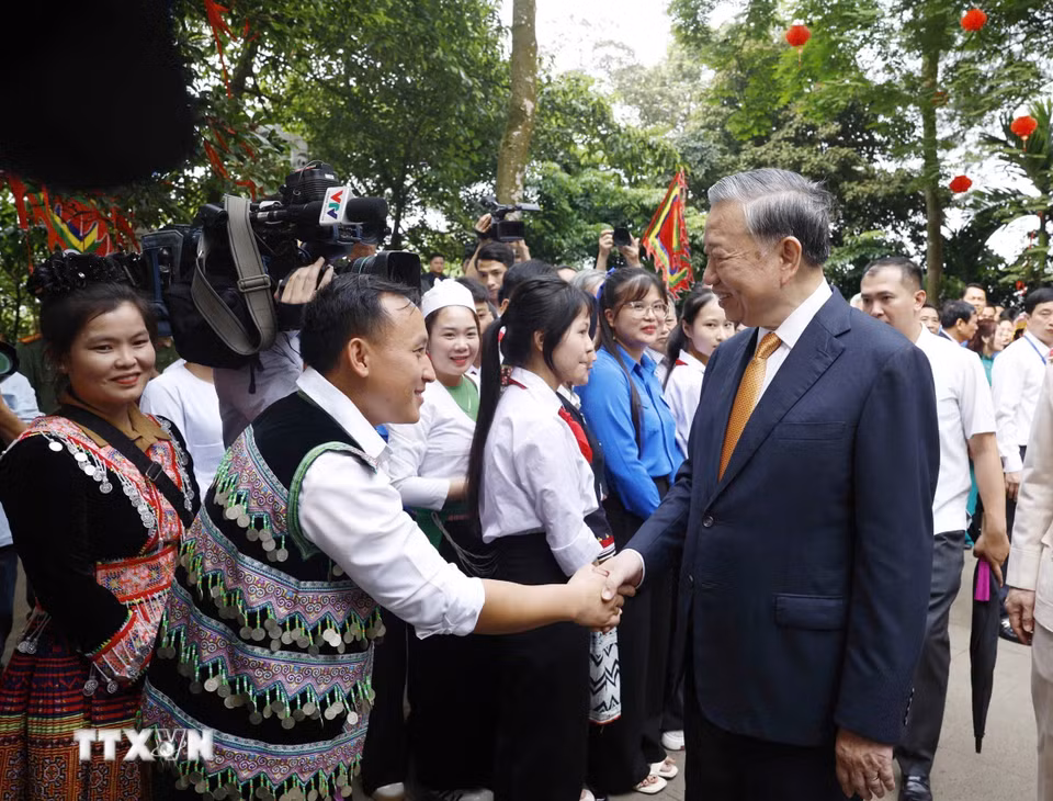 Tổng Bí thư, Chủ tịch nước Tô Lâm với các tầng lớp nhân dân tại Khu di tích lịch sử Quốc gia Đặc biệt Đền Hùng. (Ảnh: Thống Nhất/TTXVN)