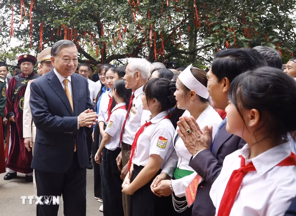 Tổng Bí thư, Chủ tịch nước Tô Lâm với các tầng lớp nhân dân tại Khu di tích lịch sử Quốc gia Đặc biệt Đền Hùng. (Ảnh: Thống Nhất/TTXVN)