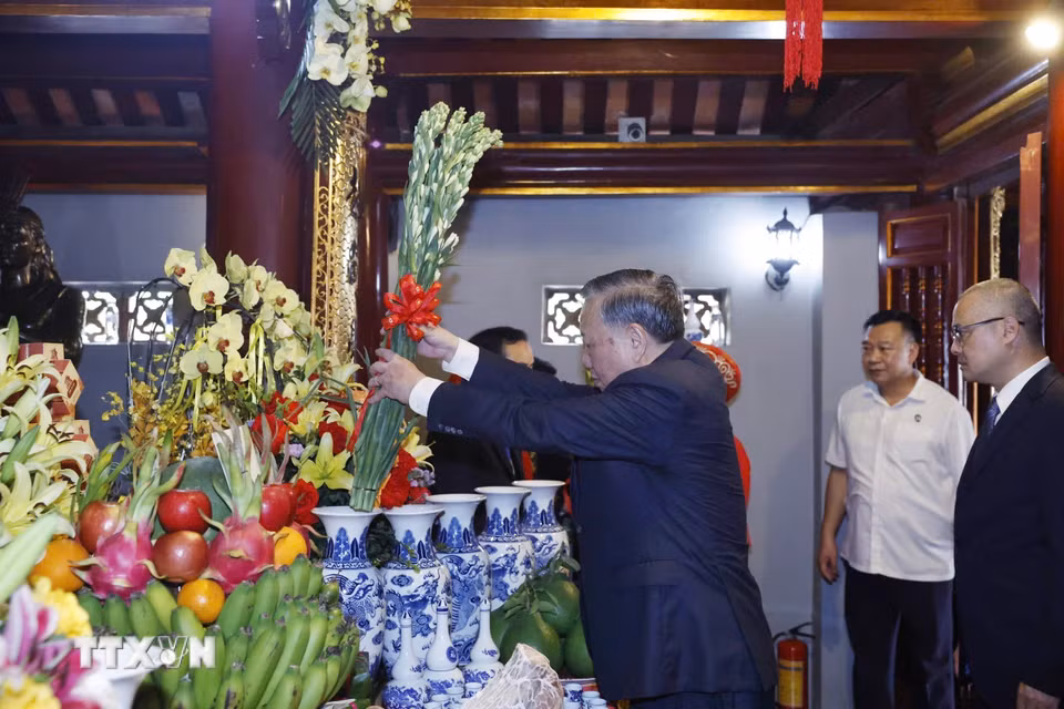 Tổng Bí thư, Chủ tịch nước Tô Lâm dâng hương, dâng hoa tại Đền Quốc Tổ Lạc Long Quân. (Ảnh: Thống Nhất/TTXVN)