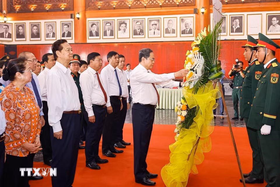 Chủ tịch Quốc hội Trần Thanh Mẫn dâng hoa tại Đền tưởng niệm các Anh hùng liệt sỹ và người có công tỉnh An Giang. (Ảnh: Doãn Tấn/TTXVN)