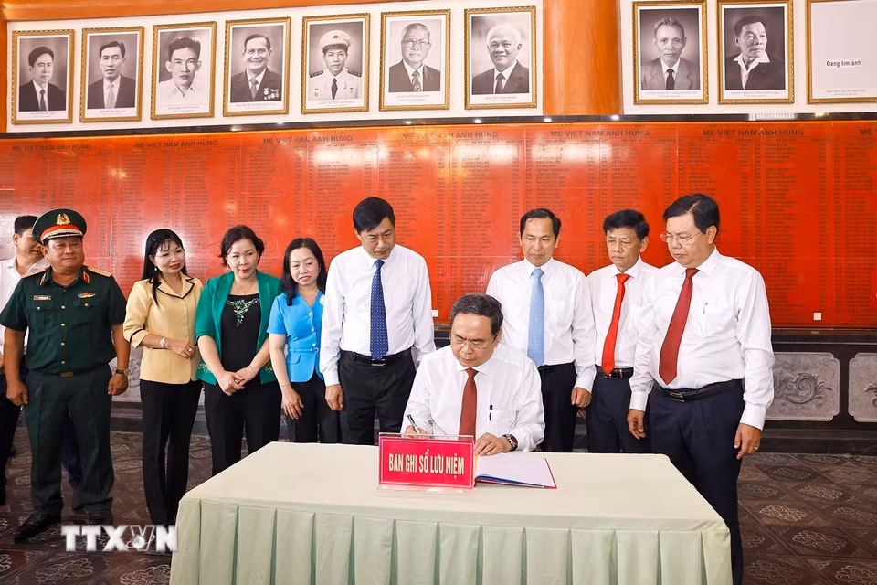 Chủ tịch Quốc hội Trần Thanh Mẫn viết lưu bút tại Đền tưởng niệm các Anh hùng liệt sỹ và người có công tỉnh An Giang. (Ảnh: Doãn Tấn/TTXVN)
