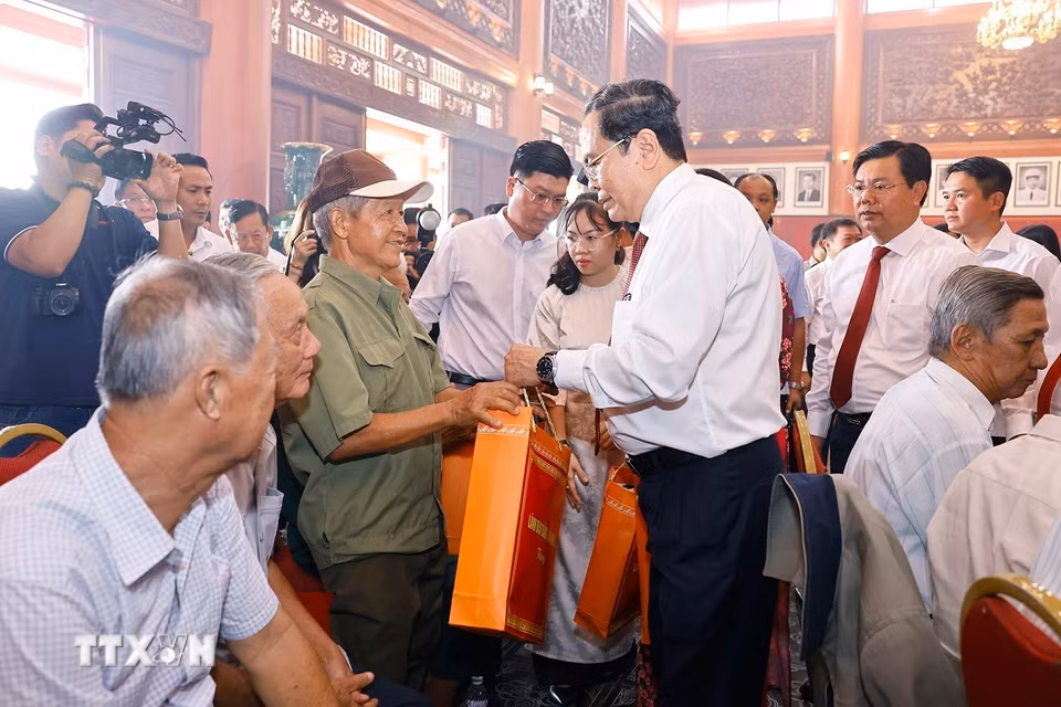 Chủ tịch Quốc hội Trần Thanh Mẫn tặng quà thương binh, bệnh binh và người có công của tỉnh An Giang. (Ảnh: Doãn Tấn/TTXVN)