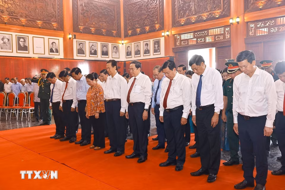 Chủ tịch Quốc hội Trần Thanh Mẫn và các đại biểu tưởng niệm các Anh hùng liệt sỹ và người có công tỉnh An Giang. (Ảnh: Doãn Tấn/TTXVN)