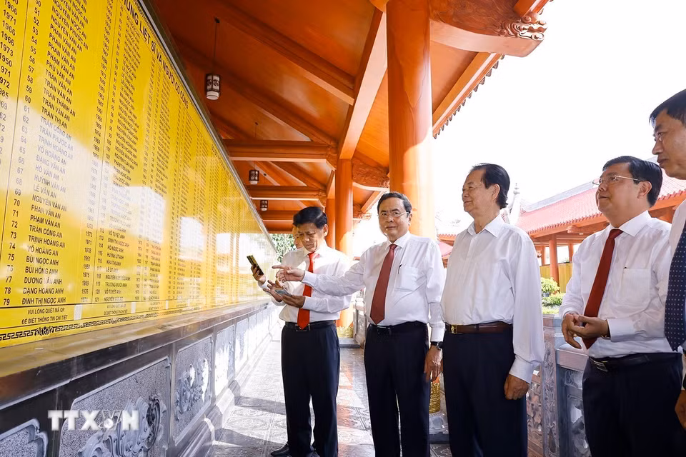 Chủ tịch Quốc hội Trần Thanh Mẫn và các đại biểu tại Đền tưởng niệm các Anh hùng liệt sỹ và người có công tỉnh An Giang. (Ảnh: Doãn Tấn/TTXVN)