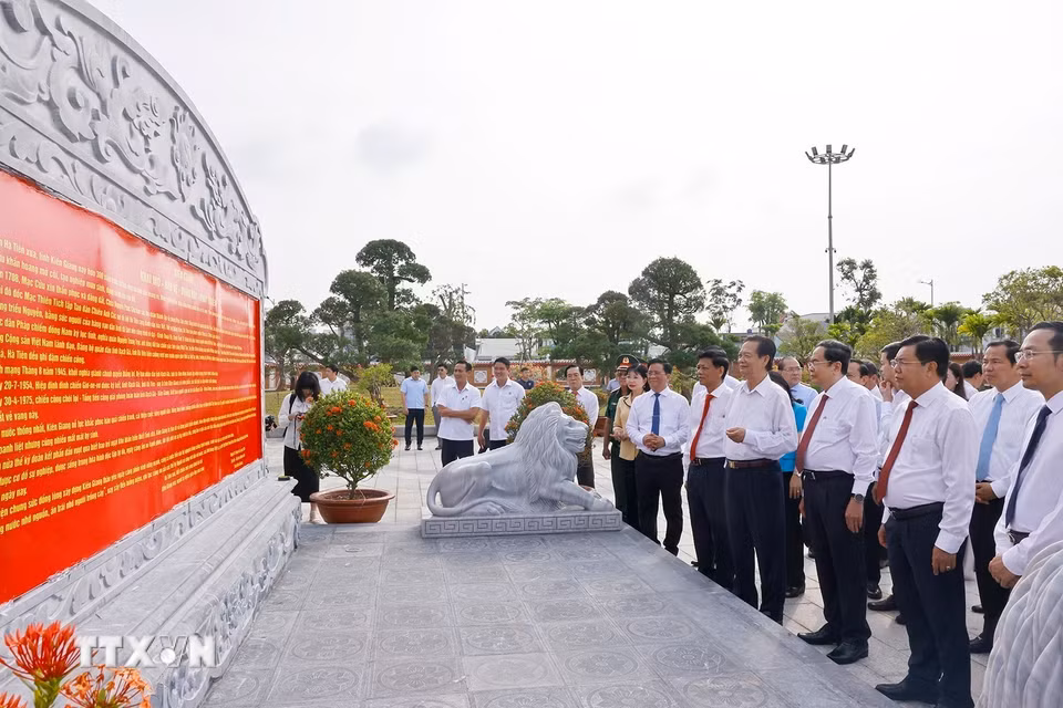 Chủ tịch Quốc hội Trần Thanh Mẫn tại Đền tưởng niệm các Anh hùng liệt sỹ và người có công tỉnh An Giang. (Ảnh: Doãn Tấn/TTXVN)
