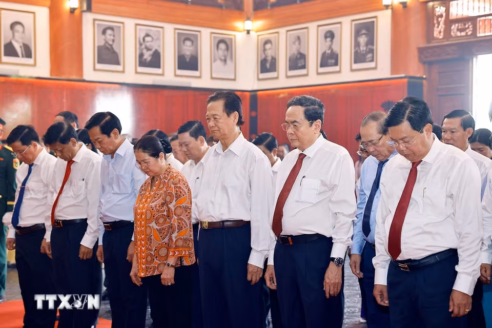 Chủ tịch Quốc hội Trần Thanh Mẫn và đại biểu tưởng niệm các Anh hùng liệt sỹ và người có công tỉnh An Giang. (Ảnh: Doãn Tấn/TTXVN)