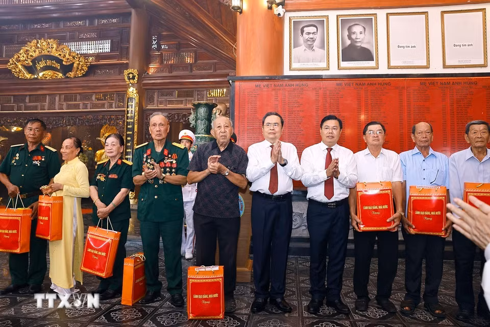 Chủ tịch Quốc hội Trần Thanh Mẫn tặng quà thương binh, bệnh binh và người có công của tỉnh An Giang. (Ảnh: Doãn Tấn/TTXVN)