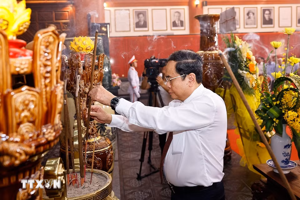 Chủ tịch Quốc hội Trần Thanh Mẫn dâng hương tại Đền tưởng niệm các Anh hùng liệt sỹ và người có công tỉnh An Giang. (Ảnh: Doãn Tấn/TTXVN)
