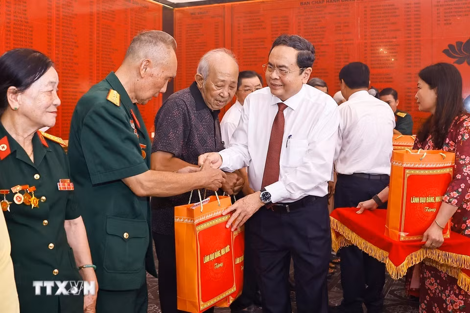 Chủ tịch Quốc hội Trần Thanh Mẫn tặng quà thương binh, bệnh binh và người có công của tỉnh An Giang. (Ảnh: Doãn Tấn/TTXVN)