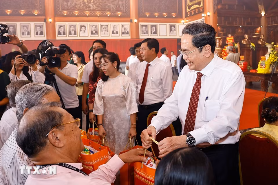 Chủ tịch Quốc hội Trần Thanh Mẫn tặng quà thương binh, bệnh binh và người có công của tỉnh An Giang. (Ảnh: Doãn Tấn/TTXVN)