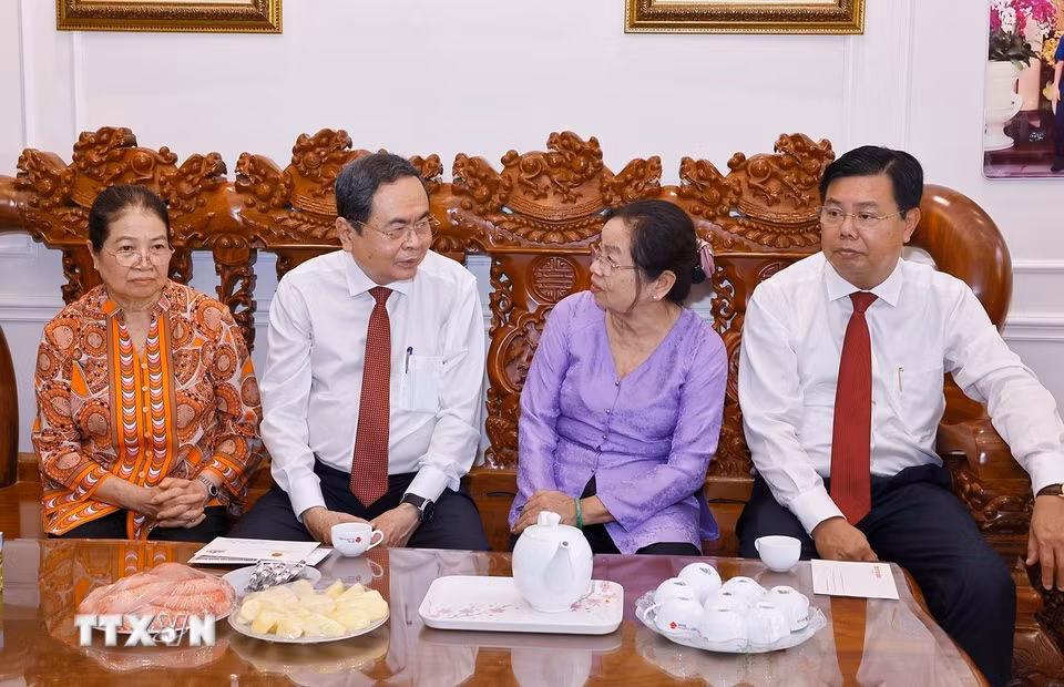 Chủ tịch Quốc hội Trần Thanh Mẫn thăm, tặng quà bà Trần Thủy Cần, sinh năm 1953, vợ liệt sỹ Huỳnh Văn Thanh. (Ảnh: Doãn Tấn/TTXVN)