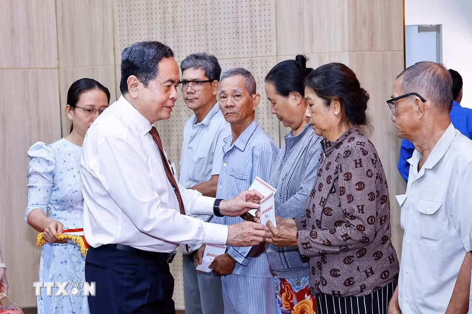 Chủ tịch Quốc hội Trần Thanh Mẫn tặng quà gia đình chính sách, công nhân, người lao động khó khăn tỉnh An Giang. (Ảnh: Doãn Tấn/TTXVN)