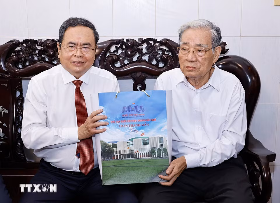 Chủ tịch Quốc hội Trần Thanh Mẫn thăm, tặng quà gia đình ông Bùi Văn Truyện, sinh năm 1946, thương binh 3/4 (51%), bị nhiễm chất độc hóa học. (Ảnh: Doãn Tấn/TTXVN)