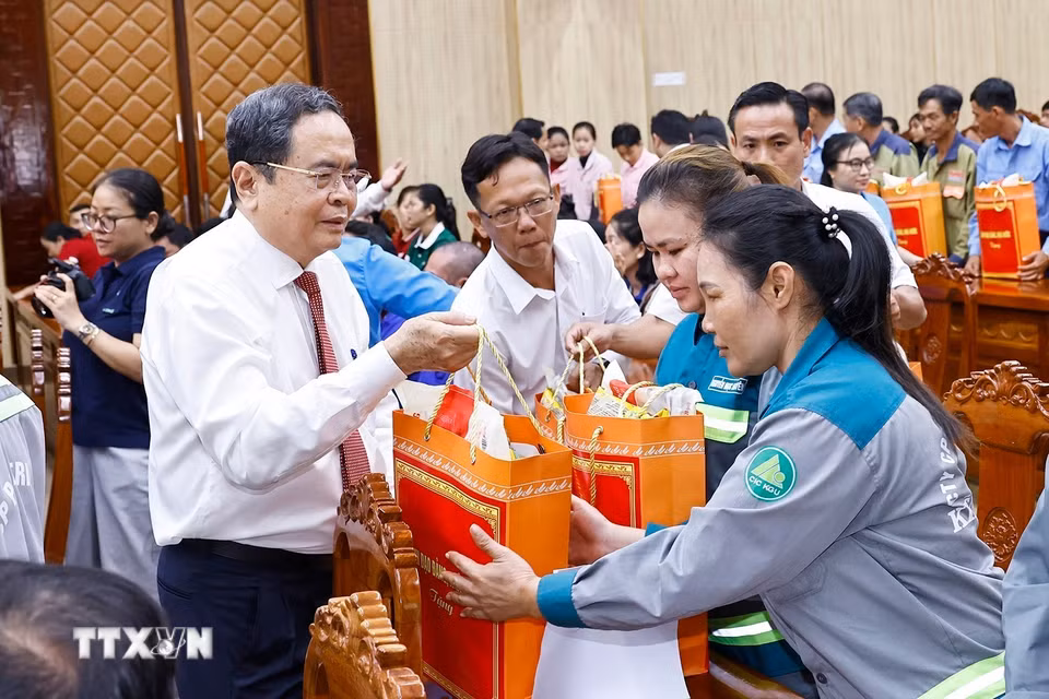 Chủ tịch Quốc hội Trần Thanh Mẫn tặng quà gia đình chính sách, công nhân, người lao động khó khăn tỉnh An Giang. (Ảnh: Doãn Tấn/TTXVN)