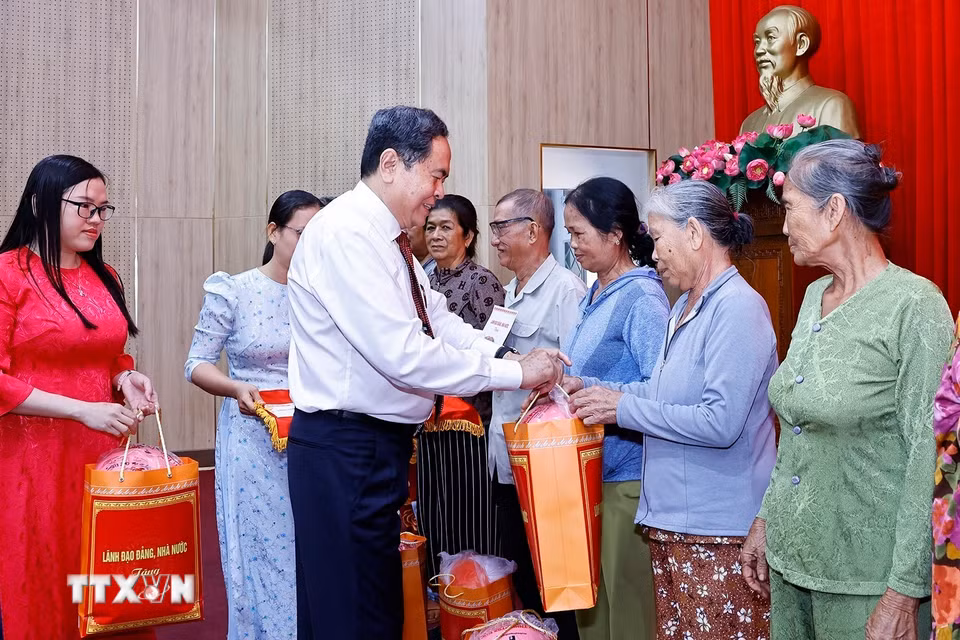 Chủ tịch Quốc hội Trần Thanh Mẫn tặng quà gia đình chính sách, công nhân, người lao động khó khăn tỉnh An Giang. (Ảnh: Doãn Tấn/TTXVN)