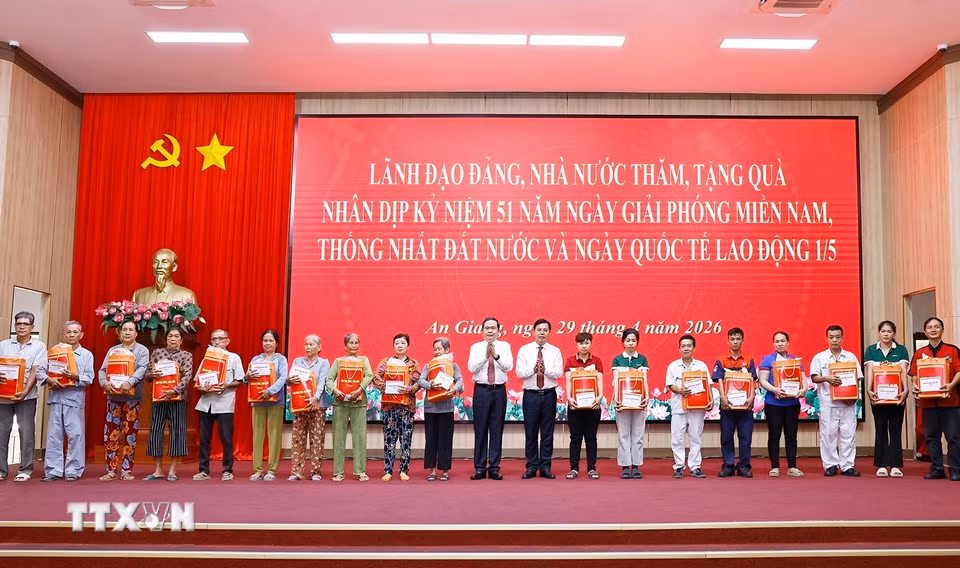 Chủ tịch Quốc hội Trần Thanh Mẫn tặng quà gia đình chính sách, công nhân, người lao động khó khăn tỉnh An Giang. (Ảnh: Doãn Tấn/TTXVN)