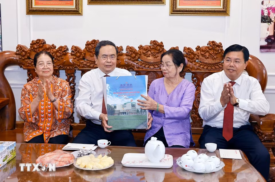 Chủ tịch Quốc hội Trần Thanh Mẫn thăm, tặng quà bà Trần Thủy Cần, sinh năm 1953, vợ liệt sỹ Huỳnh Văn Thanh. (Ảnh: Doãn Tấn/TTXVN)