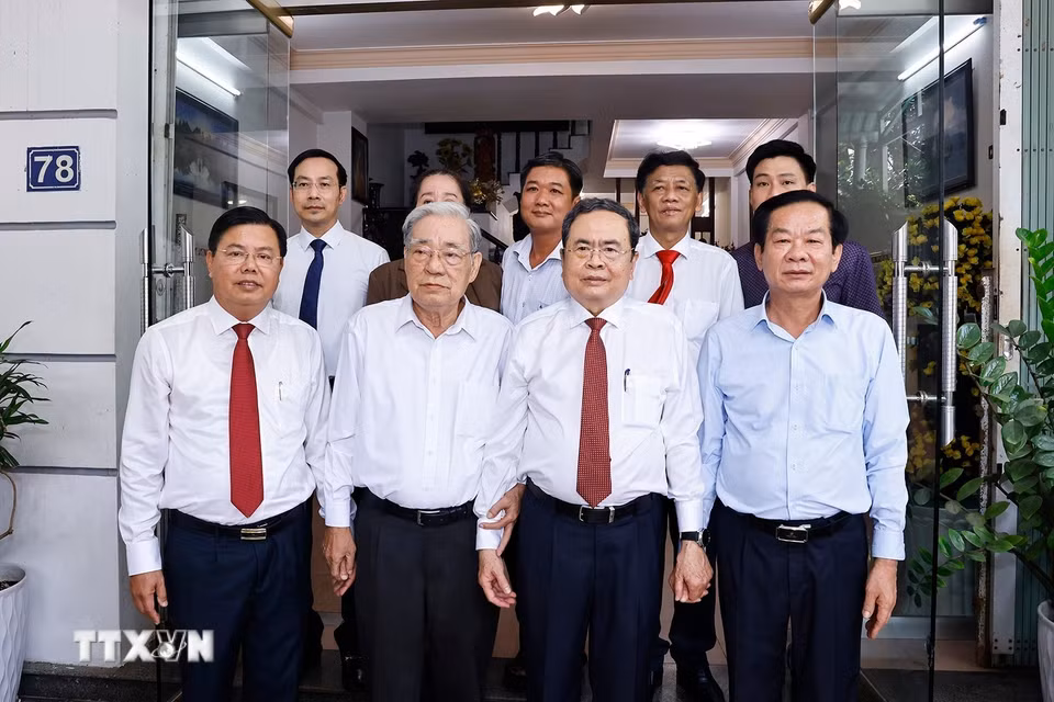 Chủ tịch Quốc hội Trần Thanh Mẫn thăm, tặng quà gia đình ông Bùi Văn Truyện, sinh năm 1946, thương binh 3/4 (51%), bị nhiễm chất độc hóa học. (Ảnh: Doãn Tấn/TTXVN)