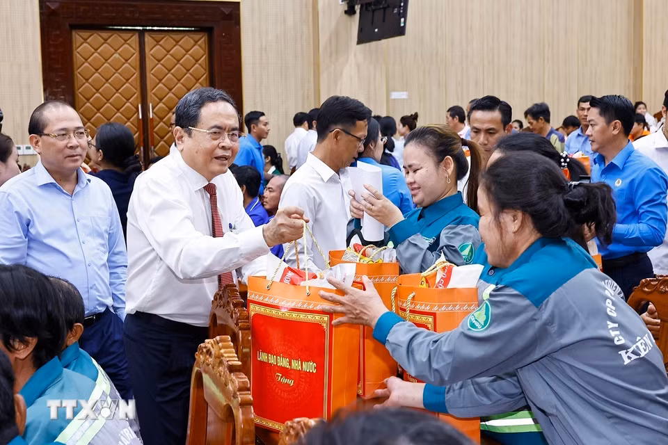Chủ tịch Quốc hội Trần Thanh Mẫn tặng quà gia đình chính sách, công nhân, người lao động khó khăn tỉnh An Giang. (Ảnh: Doãn Tấn/TTXVN)