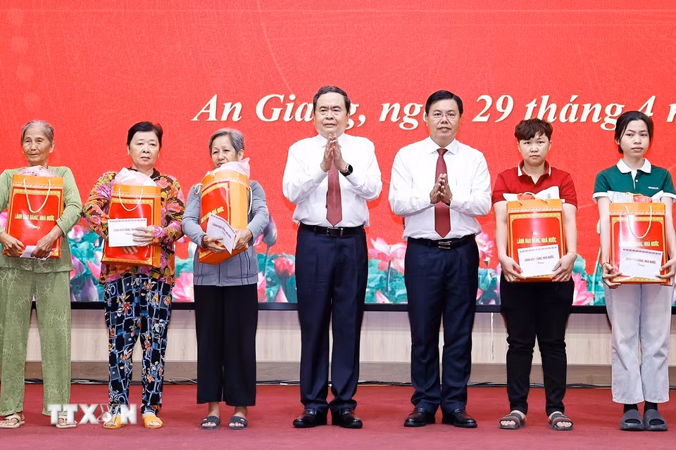 Chủ tịch Quốc hội Trần Thanh Mẫn tặng quà gia đình chính sách, công nhân, người lao động khó khăn tỉnh An Giang. (Ảnh: Doãn Tấn/TTXVN)
