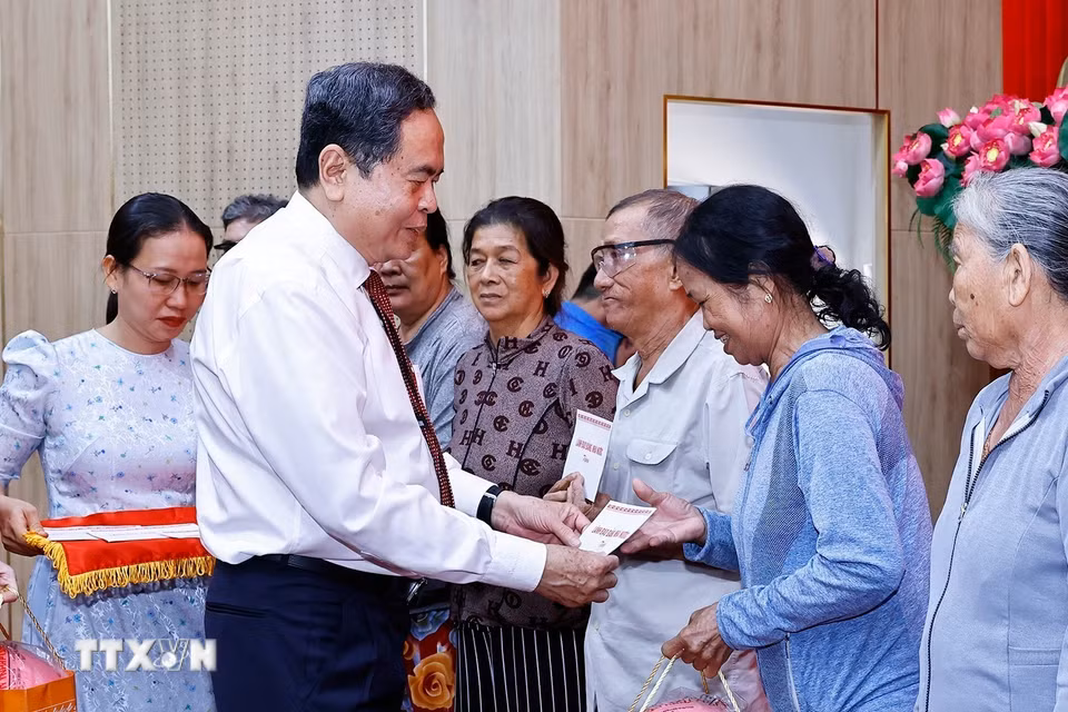 Chủ tịch Quốc hội Trần Thanh Mẫn tặng quà gia đình chính sách, công nhân, người lao động khó khăn tỉnh An Giang. (Ảnh: Doãn Tấn/TTXVN)