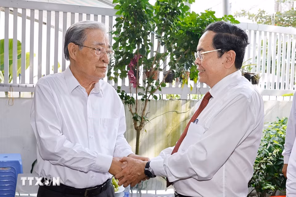 Chủ tịch Quốc hội Trần Thanh Mẫn thăm, tặng quà gia đình ông Bùi Văn Truyện, sinh năm 1946, thương binh 3/4 (51%), bị nhiễm chất độc hóa học. (Ảnh: Doãn Tấn/TTXVN)