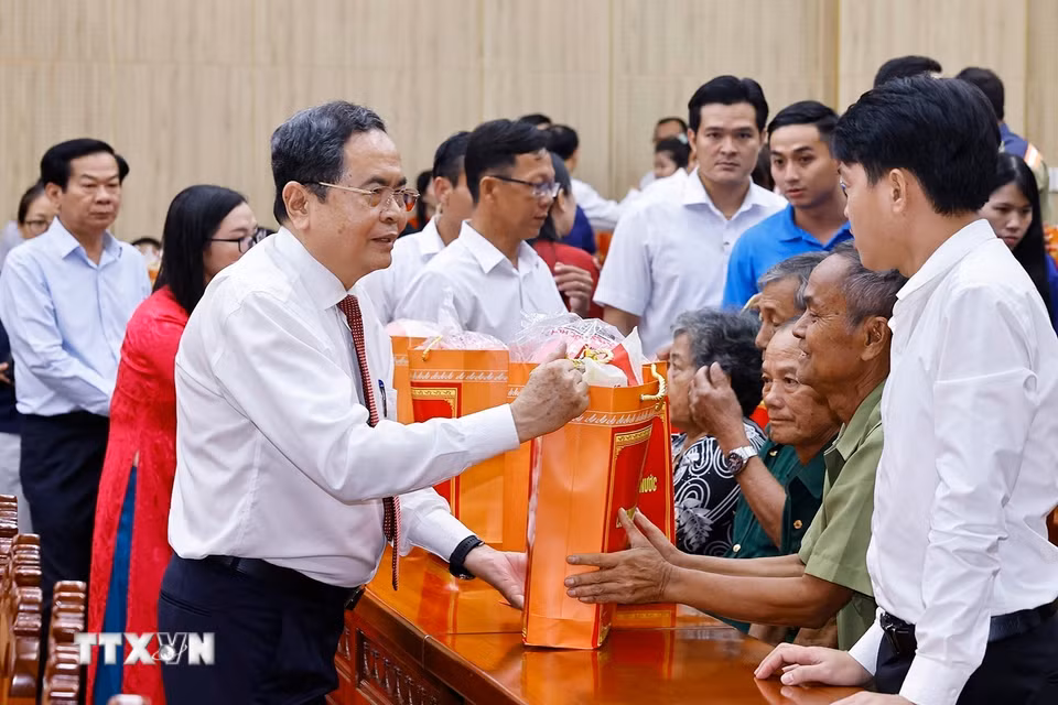 Chủ tịch Quốc hội Trần Thanh Mẫn tặng quà gia đình chính sách, công nhân, người lao động khó khăn tỉnh An Giang. (Ảnh: Doãn Tấn/TTXVN) ​