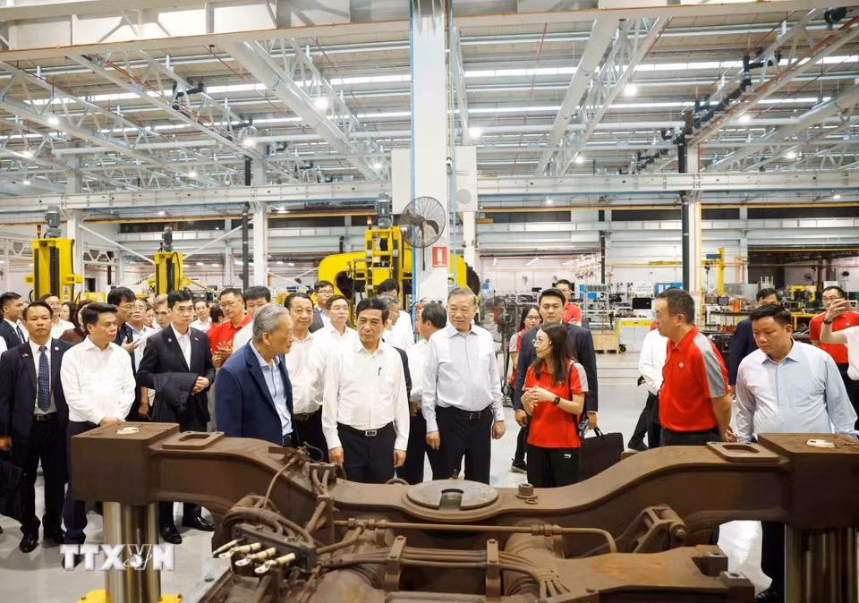 Tổng Bí thư, Chủ tịch nước Tô Lâm thăm Trung tâm Thử nghiệm Đường sắt Singapore. (Ảnh: Thống Nhất/TTXVN)