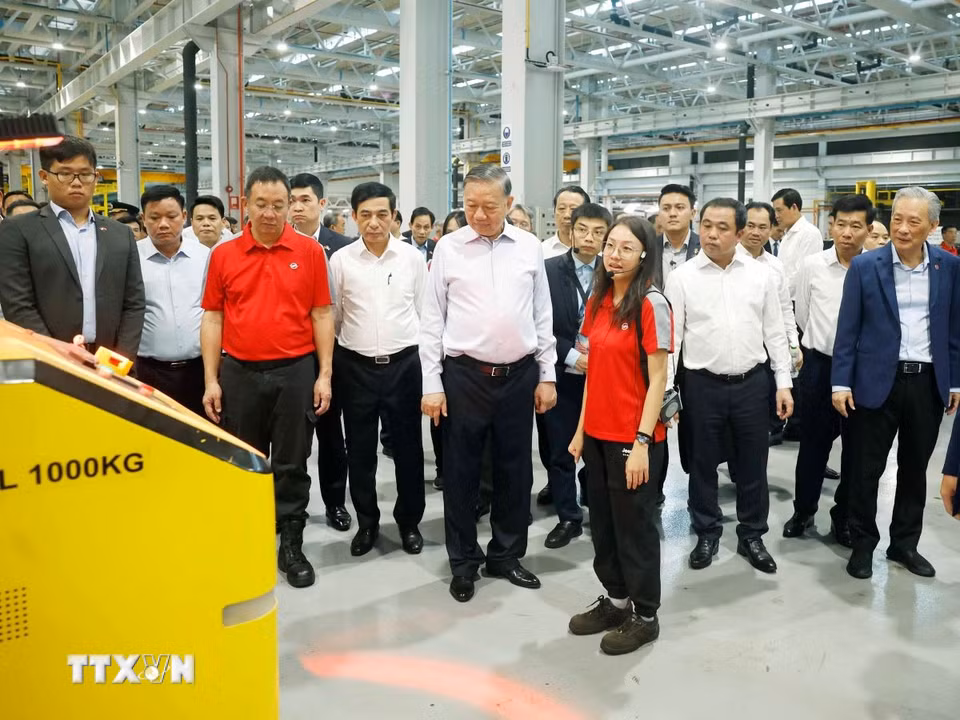 Tổng Bí thư, Chủ tịch nước Tô Lâm thăm Trung tâm Thử nghiệm Đường sắt Singapore. (Ảnh: Thống Nhất/TTXVN)
