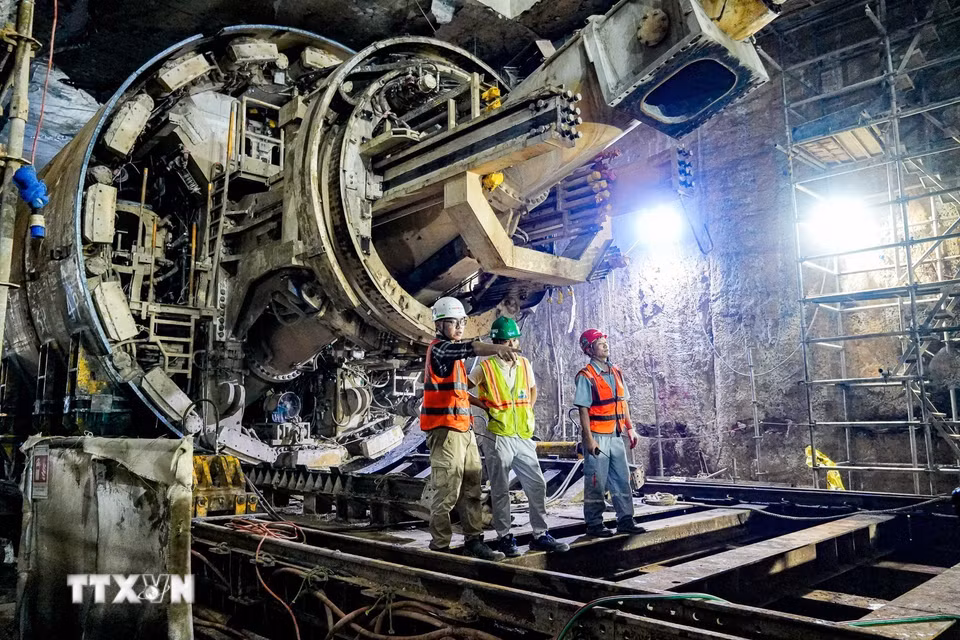 Robot TBM hoàn thành hành trình khoan hầm đoạn ngầm tuyến Metro Nhổn - Ga Hà Nội và đang được tháo dỡ tại ga S12. (Ảnh: Trung Nguyên/TTXVN)