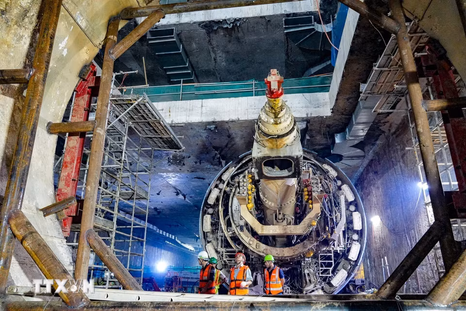 Robot TBM hoàn thành hành trình khoan hầm đoạn ngầm tuyến Metro Nhổn-Ga Hà Nội và đang được tháo dỡ tại ga S12. (Ảnh: Trung Nguyên/TTXVN)