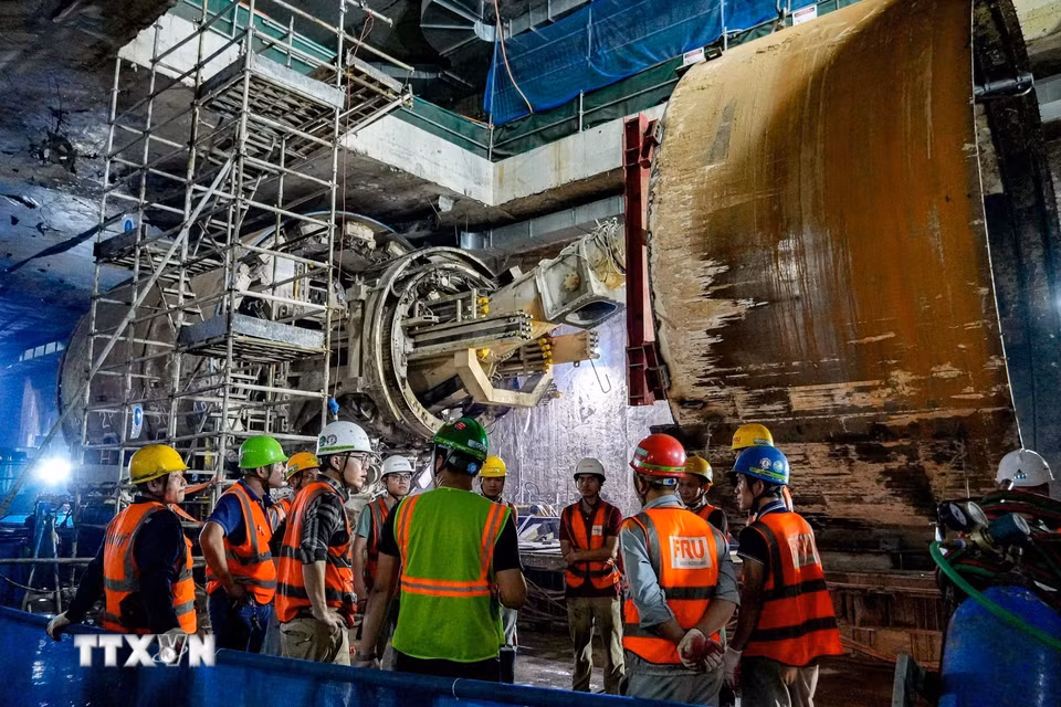 Các đơn vị thi công họp giao ban hiện trường, thống nhất phương án tháo dỡ robot TBM bảo đảm an toàn tuyệt đối. (Ảnh: Trung Nguyên/TTXVN)