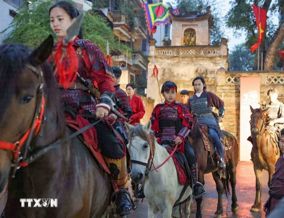 Đoàn ngựa uy nghi, mạnh mẽ sải bước giữa phố cổ không chỉ tái hiện tinh thần lễ hội truyền thống, mà còn gợi nhắc khí phách, sinh khí và niềm hân hoan của mùa Xuân Thăng Long-Hà Nội. (Ảnh: Thanh Tùng/TTXVN)