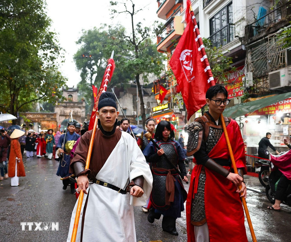 Những bộ trang phục được phục dựng công phu, lấy cảm hứng từ triều phục, áo dài ngũ thân, áo tấc, áo nhật bình, áo giao lĩnh… tạo nên một dòng chảy sắc màu rực rỡ giữa phố xuân. (Ảnh: Thanh Tùng/TTXVN)
