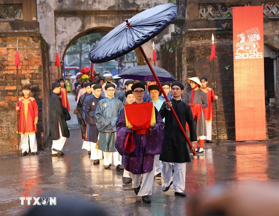 Trong không khí trang nghiêm và linh thiêng, hàng trăm người dân, nghệ sỹ, các thành viên cộng đồng văn hóa trong trang phục truyền thống tạo thành đoàn rước lễ tiến vào khu vực 36 phố phường, như một nghi thức loan báo tin mừng: mùa Xuân mới đã trở về với Kinh kỳ. (Ảnh: Thanh Tùng/TTXVN)