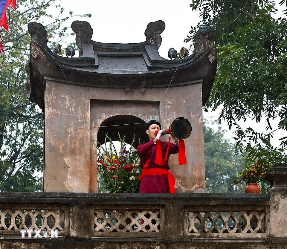 Loan báo tin Xuân trong Lễ Mở cửa Ô tại Ô Quan Chưởng (Hà Nội) - cánh cửa thành cổ mang nhiều dấu ấn lịch sử của Thăng Long xưa. (Ảnh: Thanh Tùng/TTXVN)