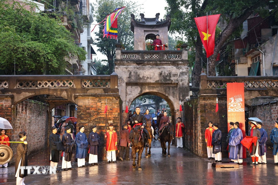 Người dân và du khách được chiêm ngưỡng màn trình diễn của các chú ngựa trong nghi lễ rước hoa - loan báo tin xuân, do Câu lạc bộ Kỵ Xạ Việt Nam (Hà Nội) thực hiện. (Ảnh: Thanh Tùng/TTXVN)