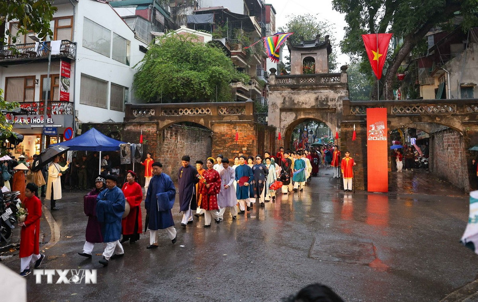 Đoàn rước, dâng lễ cửa Đình đi qua Ô Quan Chưởng sau Lễ mở Cửa ô. (Ảnh: Thanh Tùng/TTXVN)