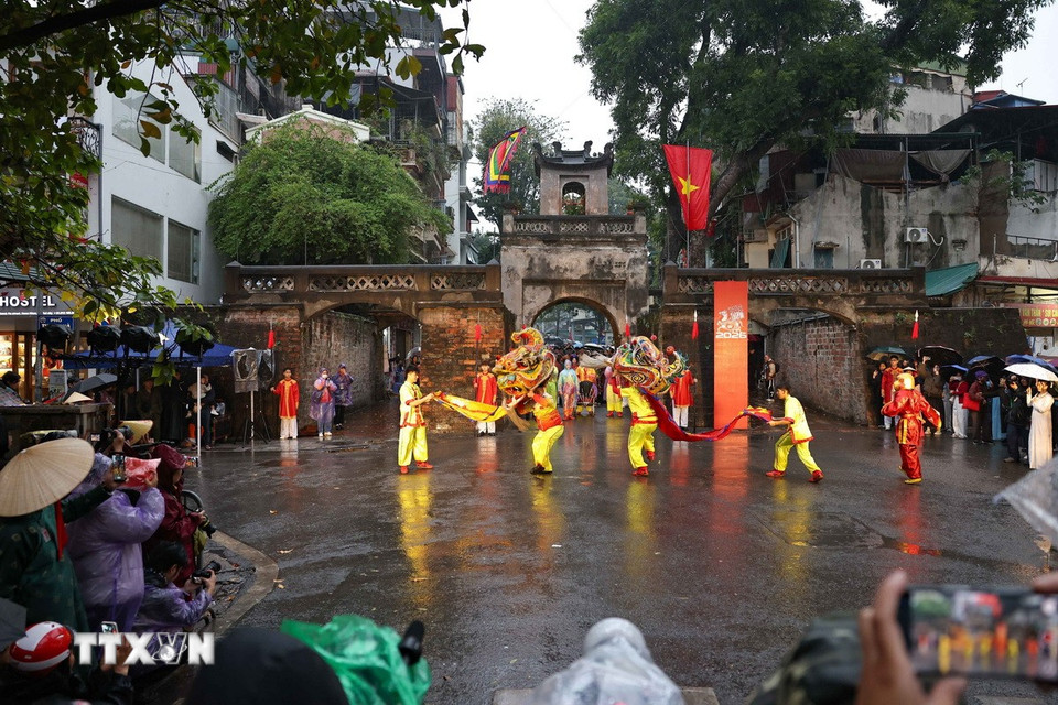 Múa Sư tử trong Lễ mở Cửa Ô, khởi đầu mùa Xuân Thăng Long-Hà Nội. (Ảnh: Thanh Tùng/TTXVN)