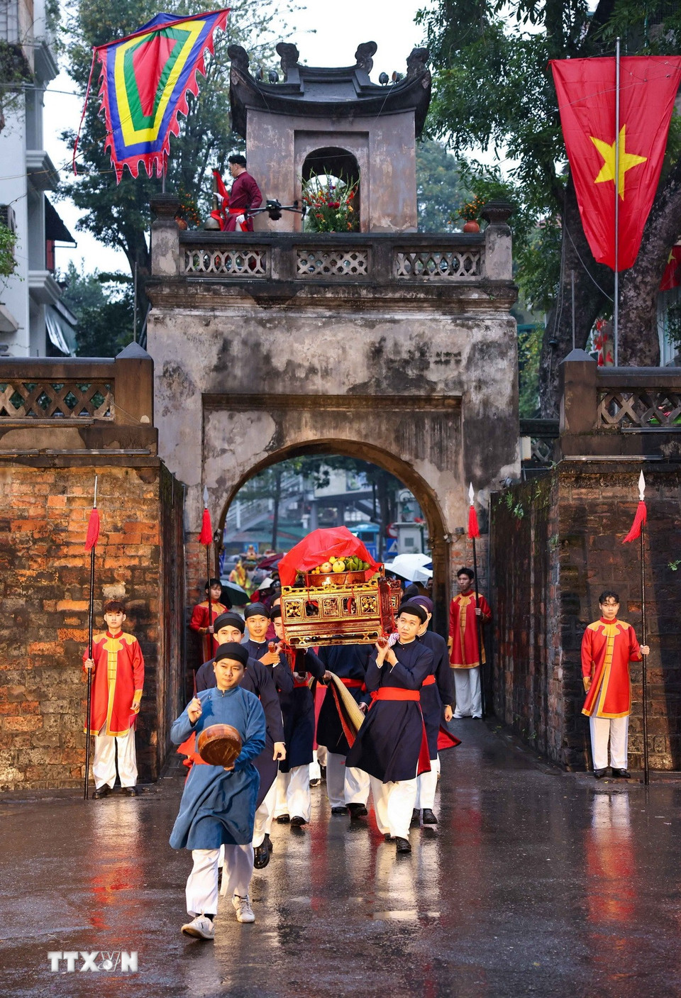 Trong không khí trang nghiêm và linh thiêng, hàng trăm người dân, nghệ sỹ, các thành viên cộng đồng văn hóa trong trang phục truyền thống tạo thành đoàn rước lễ tiến vào khu vực 36 phố phường, như một nghi thức loan báo tin mừng: mùa Xuân mới đã trở về với Kinh kỳ. (Ảnh: Thanh Tùng/TTXVN)