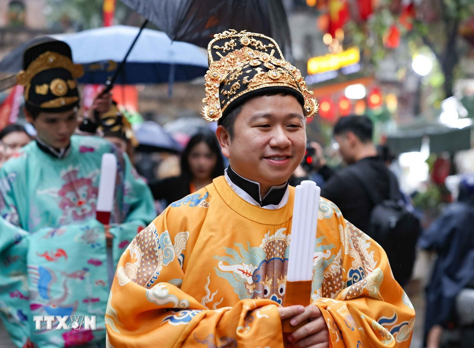 Màn diễu hành cổ phục "Bách Hoa Bộ Hành," do cộng đồng các bạn trẻ yêu văn hóa truyền thống thực hiện. (Ảnh: Thanh Tùng/TTXVN)