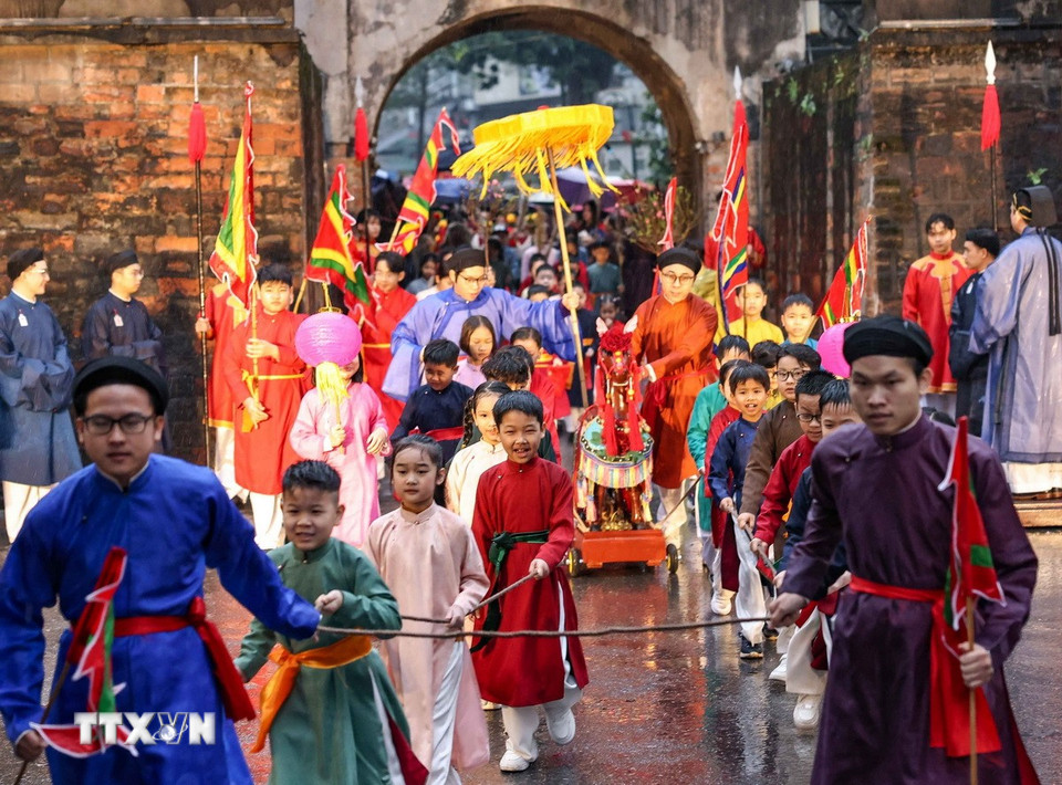 Đoàn rước thiếu nhi trong trang phục truyền thống, cùng nhau kéo những chú ngựa gỗ được trang trí theo mô hình ngựa đồ chơi của người Hà Nội những năm đầu thế kỷ 20 - một hình ảnh gợi nhớ ký ức xưa mộc mạc, thân thương. (Ảnh: Thanh Tùng/TTXVN)