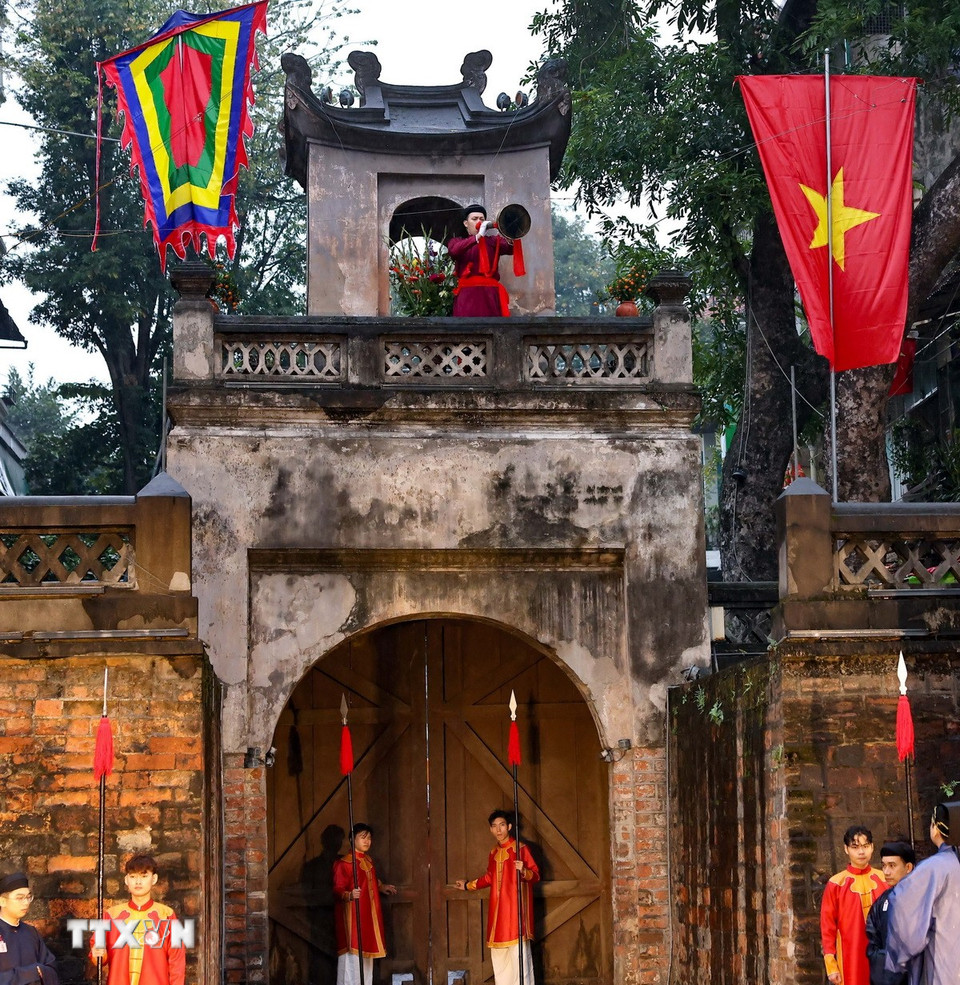 Loan báo tin Xuân trong Lễ Mở cửa Ô tại Ô Quan Chưởng (Hà Nội) - cánh cửa thành cổ mang nhiều dấu ấn lịch sử của Thăng Long xưa. (Ảnh: Thanh Tùng/TTXVN)