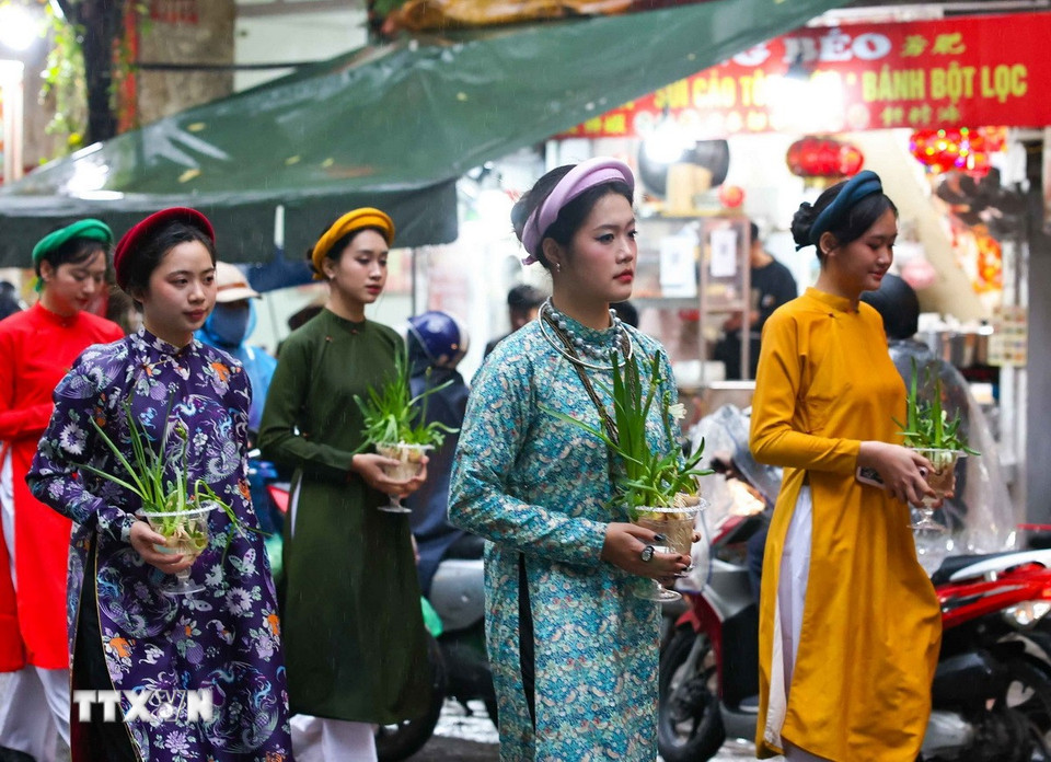 Những bước chân "Bách Hoa" thong dong qua từng con phố như nối nhịp thời gian, đưa công chúng trở về với vẻ đẹp thanh lịch, tao nhã của người Tràng An xưa, đồng thời lan tỏa tinh thần "tôn vinh vẻ đẹp Việt trong nhịp sống đương đại." (Ảnh: Thanh Tùng/TTXVN)