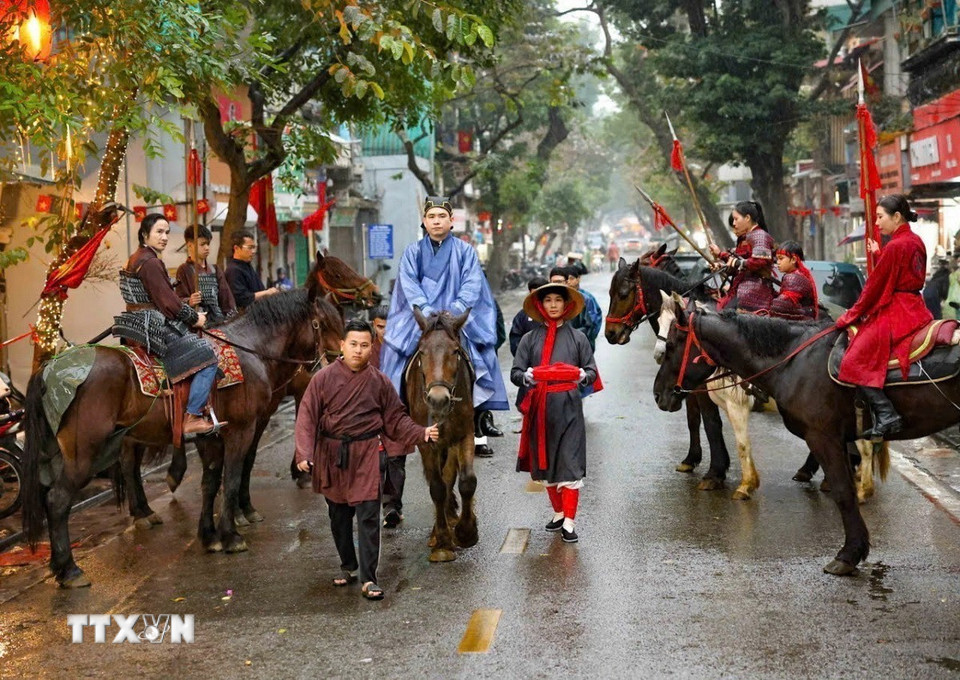 Người dân và du khách được chiêm ngưỡng màn trình diễn của các chú ngựa trong nghi lễ rước hoa - loan báo tin xuân, do Câu lạc bộ Kỵ Xạ Việt Nam (Hà Nội) thực hiện. (Ảnh: Thanh Tùng/TTXVN)