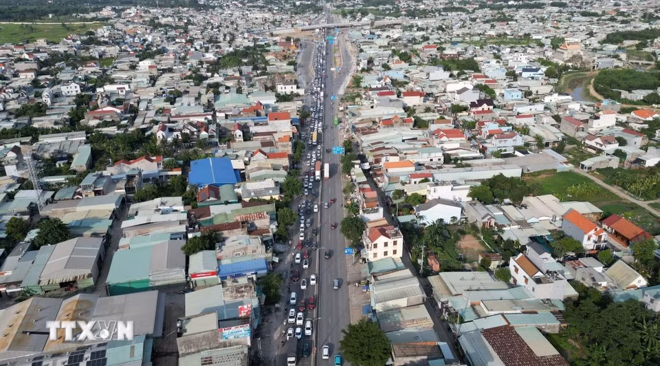 Đường Võ Nguyên Giáp, phường Phước Tân, thành phố Đồng Nai, hàng ngàn phương tiện nối đuôi chờ di chuyển qua điểm ùn tắc. (Ảnh: Lê Xuân/TTXVN)