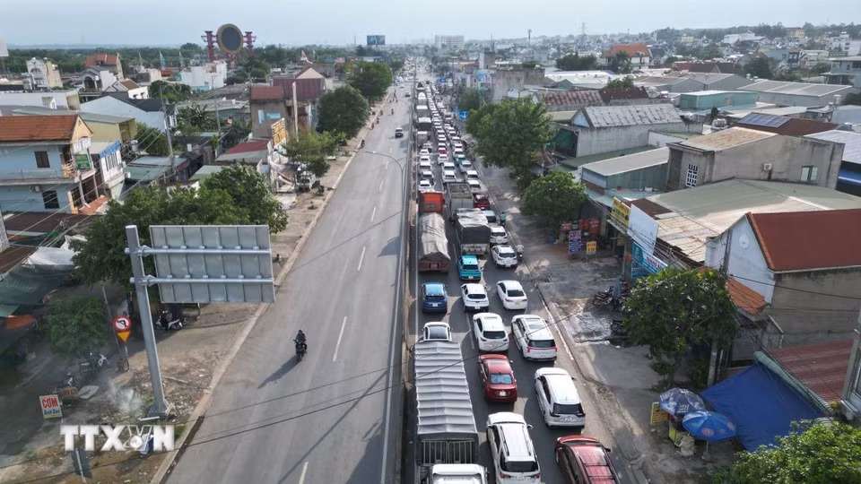 Đường Võ Nguyên Giáp, phường Phước Tân, thành phố Đồng Nai, hàng ngàn phương tiện nối đuôi chờ di chuyển qua điểm ùn tắc. (Ảnh: Lê Xuân/TTXVN)